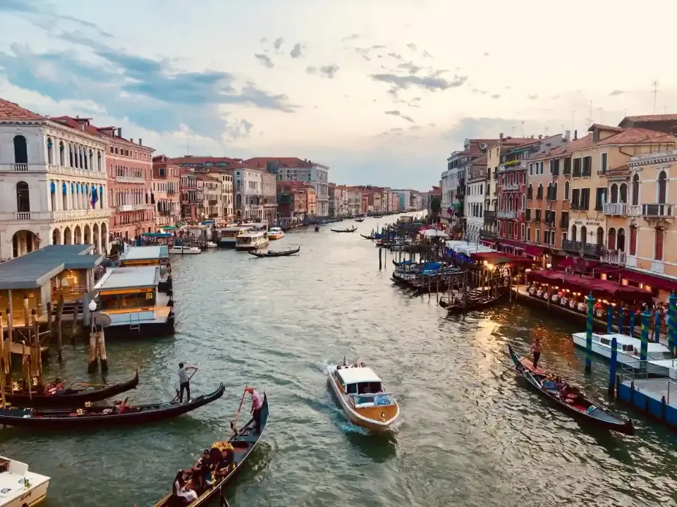 Gondeln fahren auf dem Kanal in Venedig, umgeben von historischen Gebäuden.