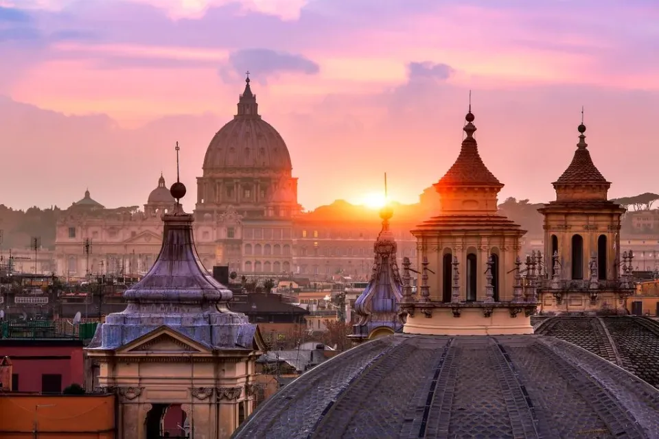 Ein Panoramablick über die italienische Hauptstadt Rom mit dem Kuppel der Peterskirche in der Abendsonne.