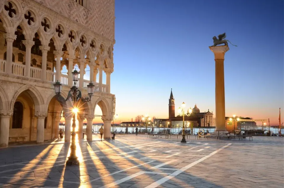 Der Markusplatz in Venedig beim Sonnenaufgang.