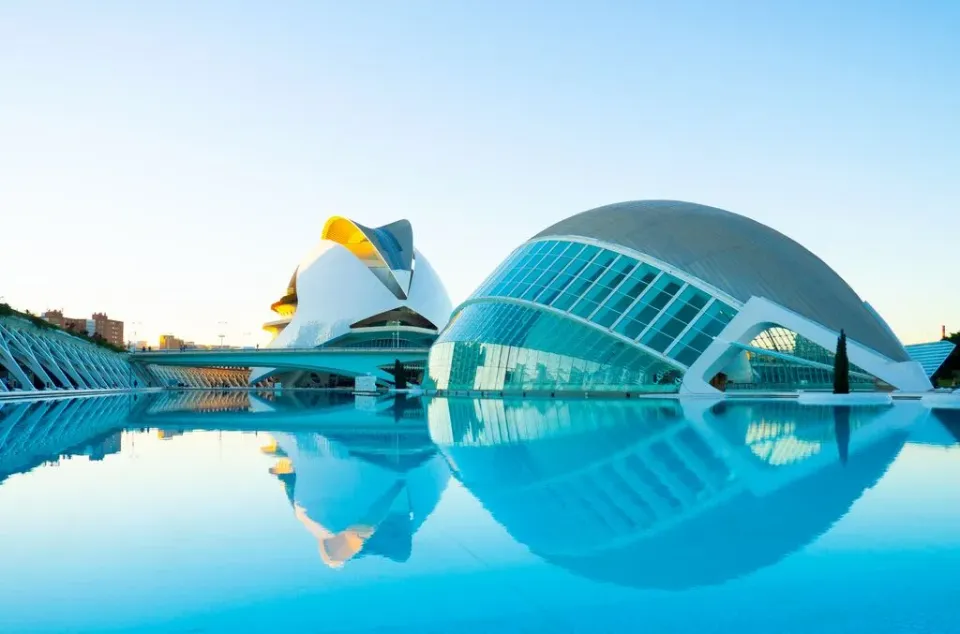 Futuristische Architektur am Wasser, das Wissenschaftsmuseum und die Oper von Valencia.