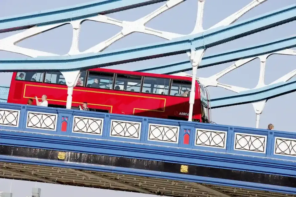 Roter Doppeldeckerbus auf einer Brücke in London.