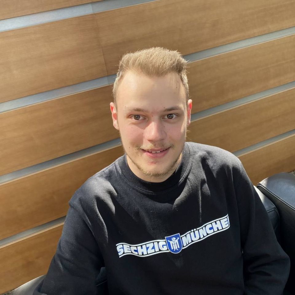 Porträt eines lächelnden Mannes.