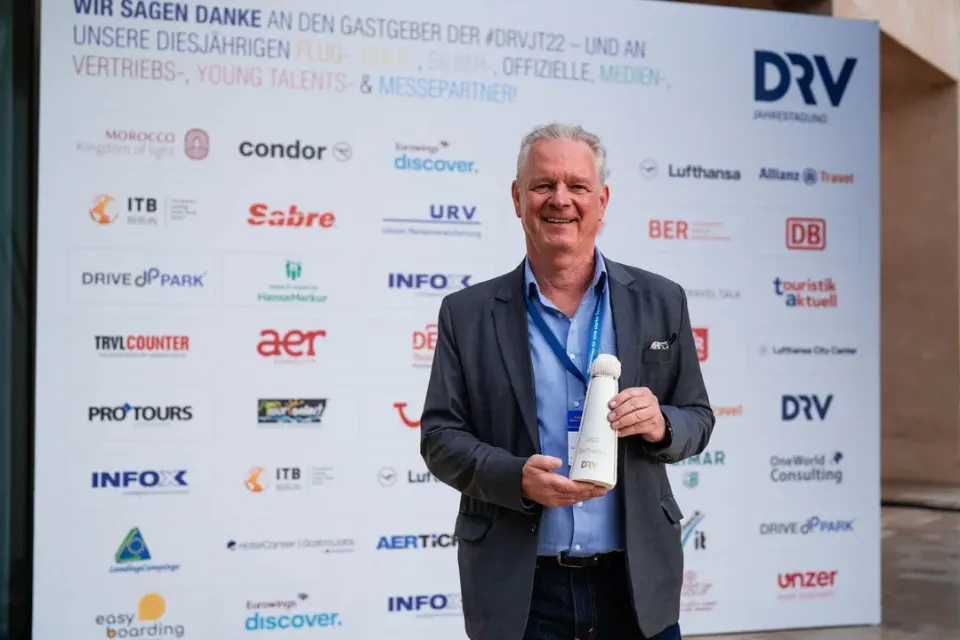 Ein Mann hält eine Auszeichnung bei der DRV Jahrestagung 2022