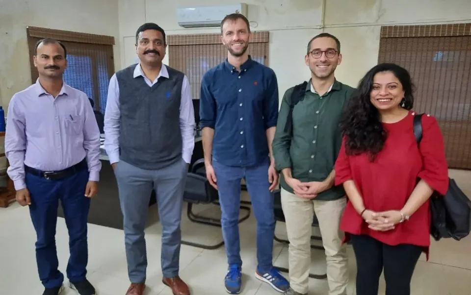 Ein Gruppenfoto mit fünf Teilnehmern eines Artenschutzprojektes in Ranthambore in Indien.