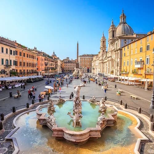 Es ist die Piazza Navona in Rom zu sehen.