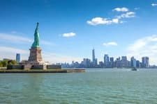 Blick auf die Freiheitsstatue und die New Yorker Skyline.
