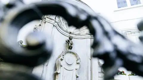 Eines der Wahrzeichen Brüssels, das wir auf unserem Rundgang durch die Altstadt natürlich auch besuchen, ist die Brunnenfigur Manneken Pis.