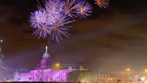 Gemeinsam mit anderen Singles und Alleinreisenden feiern wir Silvester in Dublin und erleben auf dieser me&more-Reise dort das Feuerwerk zur Jahreswende.