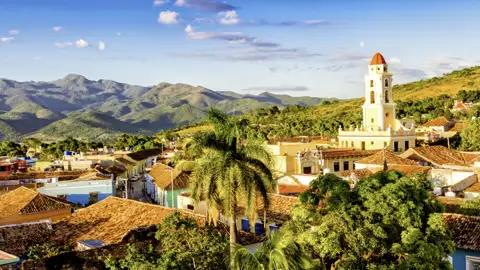 Auf unserer me & more-Reise für Singles und Alleinreisende durch Kuba besuchen wir Trinidad, eine bunte Stadt mit prächtigen Palästen früherer Zuckerbarone, die durch Zucker- und Sklavenhandel im 19. Jahrhundert reich wurden.