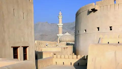 Auf unserer Singlereise durch den Oman erkunden wir in Nizwa die gewaltige Festung, wo altes Handwerk wie Brotbacken, Sticken und Klöppeln präsentiert wird. Anschließend können Sie auf dem Markt an Vanille, Safran, Muskat & Co. schnuppern sowie Cashews und Pistazien probieren.