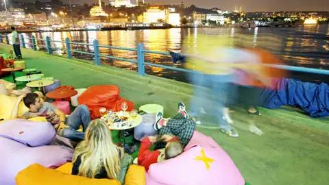 Auf unserer Istanbulreise für Singles und Alleinreisende nehmen wir uns Zeit, das Flair der Stadt zu erleben - zum Beispiel in einer der Bars und Restaurants an der Galatabrücke.