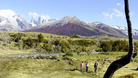 Schroffe Granitzinnen, eisbedeckte Gipfel, malachitgrüne Seen und Fjorde, die in allen Blautönen schimmern: Auf unserer Reise durch Chile eröffnen sich uns spektakuläre Fotomotive im Nationalpark Torres del Paine.