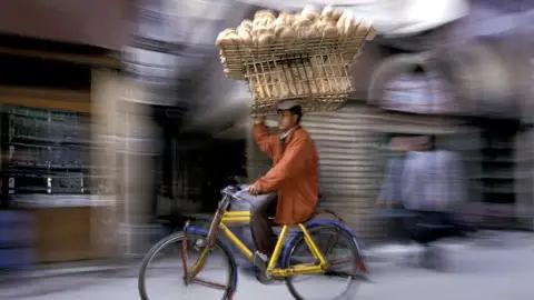 In den engen Gassen der Altstädte von Ägypten sind die Transportmittel nicht immer konventionell! Brötchenservice auf Ägyptisch - auf unserer 14-tägigen Kreuzfahrt-Studienreise Ägypten - Nassersee, Nil und Kairo lernen wir Land und Leute näher kennen.