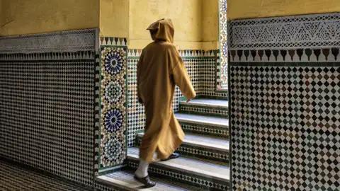 Auf unserer Studienreise in die marokkanischen Königsstädte bringt Ihnen Ihre Studiosus-Reiseleitung viele Facetten des Landes nahe, so zum Beipiel die Religion und die traditionelle Baukunst des Islams.