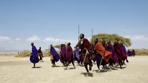 Bei unserer Studienreise nach Kenia und Tansania werden Sie sicherlich auch in friedlichen Kontakt mit den einheimischen Massai-Kriegern kommen.