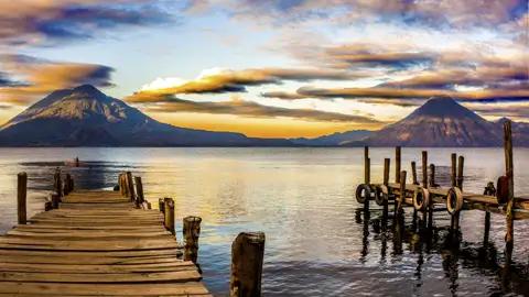 Für viele der schönste See der Welt: der Atitlánsee in Guatemala. Auf unserer Studienreise erkunden wir per Boot den tiefblauen See und die Mayasiedlungen an seinem Ufer.