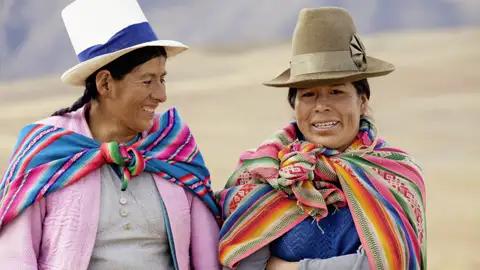Auf unserer Reise durch Peru werden wir in den Anden immer wieder Einheimischen in ihren traditionellen bunten Trachten begegnen.