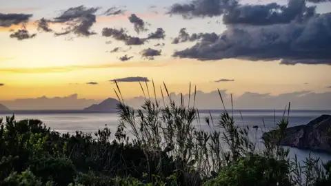 Die Wanderreise zu den Äolischen Inseln eröffnet unvergessliche Ausblicke; zum Beispiel von Lipari auf eine kleine vorgelagerte Insel.