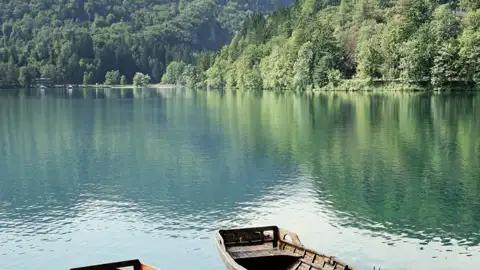 Ein geruhsamer Tag in den slowenischen Bergen auf unserer Studienreise mit Muße. Mit Kraft und Hingabe rudert uns der Fährmann vormittags über den Bleder See.