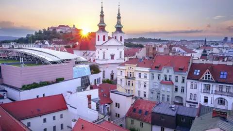 Auf Ihrer Studienreise durch Schlesien, Böhmen und Mähren erkunden Sie gemeinsam mit Ihrer Gruppe und Ihrem Studiosus-Reiseleiter auch die wunderschön restaurierte Altstadt von Brünn (Brno) in Tschechien.