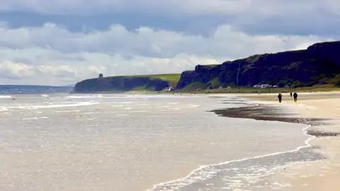 Auf unserer Rundreise durch Nordirland nutzen wir die Gelegenheiten Strandspaziergänge zu unternehmen.