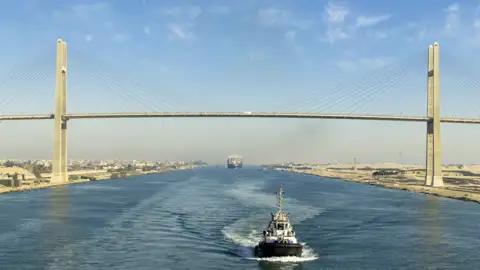 Suezkanal mit Brücke und Frachtschiff