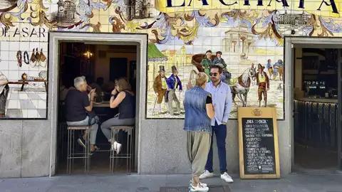 Auf unserer Städtereise CityLights Madrid erleben Sie in kleiner Gruppe und mit Studiosus-Reiseleitung die spanische Hauptstadt zwischen königlicher Atmosphäre und überschäumender Lebenslust. Sicher besuchen wir auch das ein oder andere typische Restaurant.