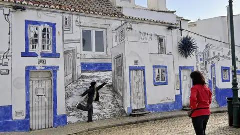 Auf Ihrer fünftägigen Städtereise nach Lissabon werden Ihnen so einige Wandgemälde mit perspektivischer Darstellung von Häusern und Straßen "über den Weg laufen".