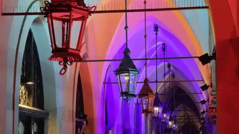 Besuchen Sie die Highlights Krakaus während Ihrer fünftägigen Städtereise, etwa die historischen Tuchhallen mit ihrer stimmungsvollen Beleuchtung.