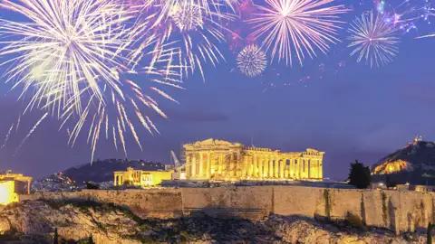 Das Silvesterfeuerwek in Athen, das Sie auf dieser Singlereise sehen werden, erleuchtet den Nachthimmel in bunten Farben. Die Akropolis bietet hierfür eine eindrucksvolle Kulisse.