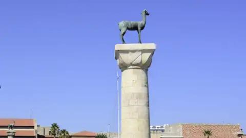 Eine der beiden Hirschstatuen im Hafen von Rhodos, ein Wahrzeichen, das wir auf unserer Singlereise über die Insel nicht auslassen.