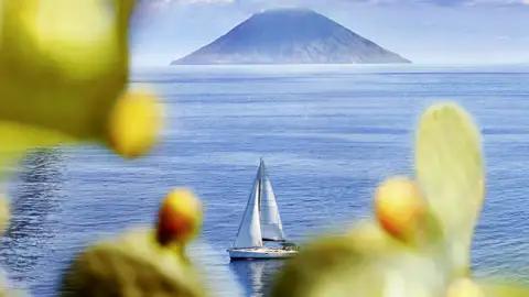 Ein Highlight auf unserer Studiosus-Reise für Singles und Alleinreisende auf die Äolischen Inseln ist der Stromboli. Immer wieder erhaschen wir beeindruckende Blicke auf diesen aktiven Vulkan.