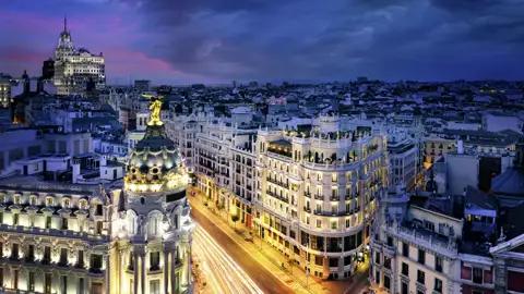 Nach spannenden Museumsbesuchen und einem Stadtrundgang durch die Altstadt mit Studiosus-Reiseleitung bleibt auf unserer me & more-Silvesterreise ausreichend Zeit für eigene Erkundungen. Spazieren Sie über Madrids prachtvolle Boulevards, erkunden Sie weitläufige Plätze und schlendern Sie durch die charmanten, verwinkelten Gassen.