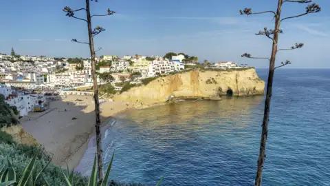 Auf unserer Singlereise an die Algarve sehen wir malerische Dörfer wie hier, direkt auf einer Klippe über dem Meer gelegen.