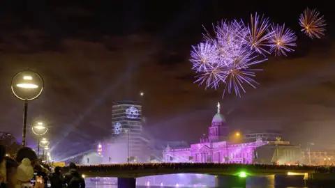 Gemeinsam mit anderen Singles und Alleinreisenden feiern wir Silvester in Dublin und erleben auf dieser me&more-Reise dort das Feuerwerk zur Jahreswende.