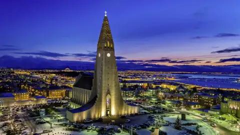 Auf unserer Silvesterreise für Singles und Alleinreisende nach Reykjavik bummeln wir durch die Gassen und schauen bei der imposanten Hallgrimskirche vorbei.
