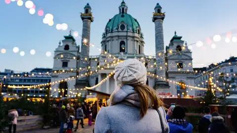 Auf unserer Silvesterreise nach Wien für Singles und Alleinreisende sehen wir auch die Karlskirche. An kälteren Wintertagen ist ein Glaserl Glühwein eine willkommene Gelegenheit, um sich aufzuwärmen.