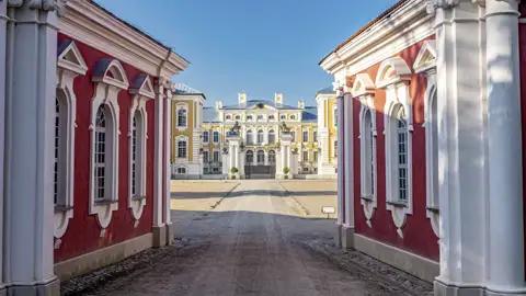 Unsere Reise durch das Baltikum für Singles und Alleinreisende führt uns auch nach Lettland zum Schloss Rundale.