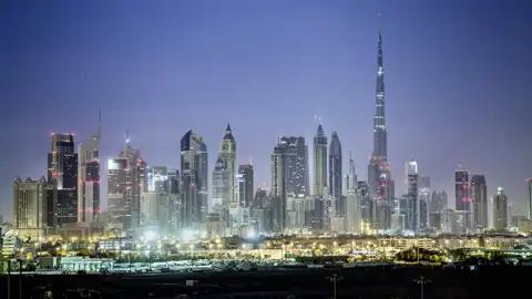 Auf unserer Silvesterreise für Singles und Alleinreisende treffen wir uns zum Silvester-Dinner im Hotel, wo wir mit Blick auf das Feuerwerk über der Stadt das neue Jahr begrüßen und die Gläser klingen lassen.