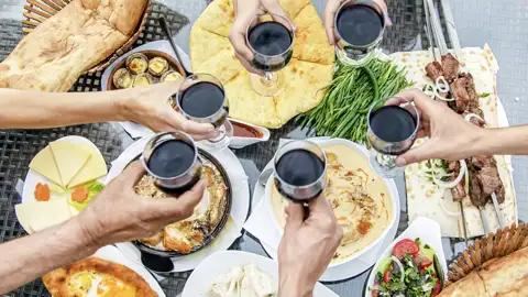 Auf unserer  Sylvesterreise für Single und Alleinreisende nach Georgien genießen wir landestypische Spezialitäten.