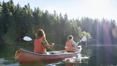 Gemeinsam unternehmen wir auf unserer zehntägigen Familien-Studienreise im Herzen von Smaaland auch eine Kanutour.