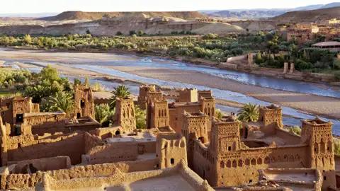 Auf der Studienreise durch Marokko kommen wir auch zur Berberburg von Ait Benhaddou. Kunstfertige Handwerker haben sie aus dem Lehm der Wüste gestampft. Schon oft diente sie Hollywood als Filmkulisse.