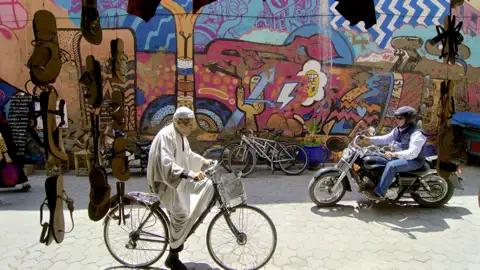 Immer wieder stoßen wir auf unserer elftägigen Studienreise durch Marokko auf den Kontrast zwischen Tradition und Moderne. In den Städten begegnen uns Eselskarren und Pferdefuhrwerke ebenso wie Fahrräder oder Luxuslimousinen.