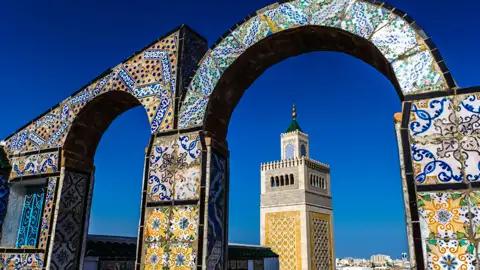 Kommen Sie mit auf unsere Studienreise durch das vielfältige Tunesien und genießen Sie in der Hauptstadt Tunis von einer der zahlreichen Dachterrassen in der Altstadt den Blick auf Moscheen und das Dächermeer!