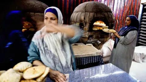 Auf unserer Kreuzfahrt-Studienreise durch Ägypten lernen wir auf Landausflügen traditionelles Handwerk kennen und kosten von Hand gebackenes Brot.