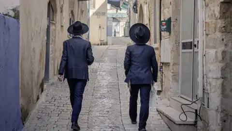 Israel besteht aus vielen faszinierenden Puzzleteilen, auf dieser Studienreise setzen wir sie zusammen. Gemeinsam sehen wir Land und Leute und bummeln durch die heilige Hauptstadt dreier Weltreligionen, den Zankapfel des Nahen Ostens: Jerusalem.