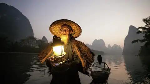 An grüne Zuckerhüte erinnern die Karstberge, mystisch umwabert von Nebelschwaden. Dazwischen Reisfelder, auf denen Bauern mit ihren Wasserbüffeln Furchen ziehen. Eindrücke auf unserer Fahrt auf dem Li-Fluss während unserer umfassenden Studienreise durch China.