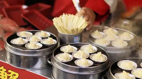 Auf der 15-tägigen Studienreise zu den Höhepunkten Chinas lernen Sie auch die kulinarische Seite des Landes kennen. Zur Esskultur gehören seit Jahrhunderten die Garküchen auf den Straßen - probieren Sie das Angebot aus!