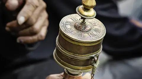 Bei unsere Reise durch Tibet werden uns Menschen mit Gebetsmühlen öfter begegnen.