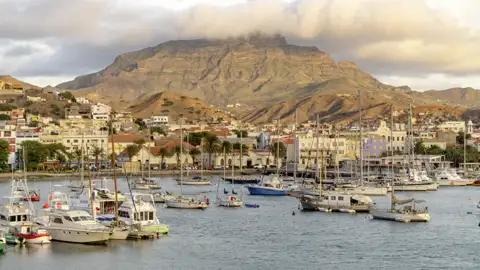 Am 11. Reisetag unserer WanderStudienreise auf die Kapverden erkunden wir bei einem Rundgang die Hafenstadt Mindelo.  Sand und Basalt prägen die Insel,